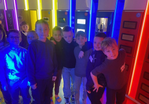 Zdjęcie chłopców z klasy 2c przy eksponatach.