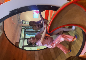 Dziewczynki biorą udział w eksperymencie ruchu w kole.