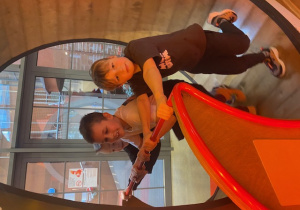 Chłopcy biegający w pętli koła w Ec1.