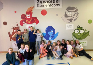 Wspólne zdjęcie dzieci przy Żywiołakach.