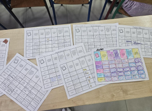 Dzienniki Wdzięczności, już uzupełnione przez dzieci położone na ławce.