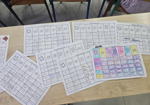 Dzienniki Wdzięczności, już uzupełnione przez dzieci położone na ławce.