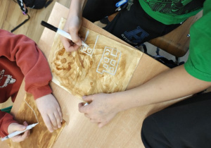 Uczennica maluje kamienice.