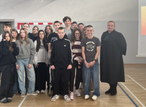 Uczniowie z klasy 8 b w towarzystwie pani mecenas ubranej w togę.
