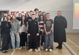Uczniowie z klasy 8 b w towarzystwie pani mecenas ubranej w togę.