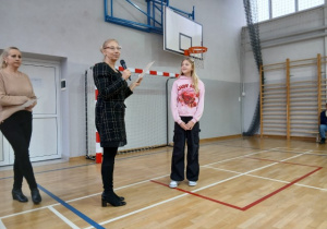 Moment uhonorowania uczennicy klasy 6.