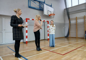 Laureatka 1 miejsca w klasach 4-8 w trakcie wręczenia nagrody.