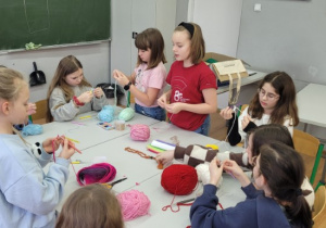 Uczennice dziergają wisiorki dla babć.