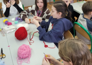 Uczennice dziergają wisiorki dla babć.