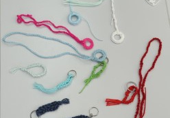 Wisiorki i zawieszki wykonane z kolorowej włóczki.