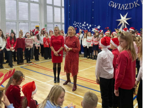 Pani Dyrektor Beata Pietrzak wraz z nauczycielką muzyki p. Justyną Kasztelan, czekają na przemówienia zaproszonych gości.