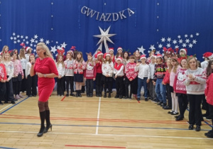 Chór szkolny Sp nr 116 podczas śpiewania pastorałki pod dyrygenturą p. Justyny Kasztelan.