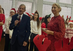 Przedstawiciel Rady Osiedla Łódź Bałuty Zachodnie składa życzenia świąteczne przybyłym gością.