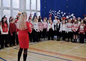 Chór szkolny wraz z prowadzącą chór -nauczycielką p. Justyną Kasztelan.