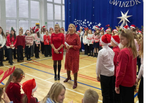 Pani Dyrektor Beata Pietrzak wraz z nauczycielką muzyki p. Justyną Kasztelan, czekają na przemówienia zaproszonych gości.