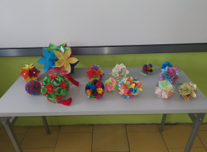 Przestrzenne bombki wykonane techniką origami z kolorowego papieru.