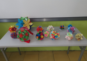 Przestrzenne bombki wykonane techniką origami z kolorowego papieru.