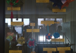 Przestrzenne bombki wykonane techniką origami z kolorowego papieru.