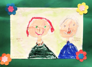 Rysunek babci i dziadka w zielonej ramce wykonany farbami plakatowymi.