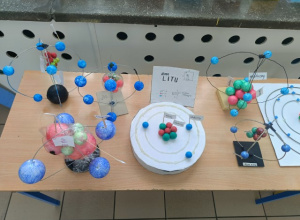 Modele budowy atomów pierwiastków chemicznych wykonane przez uczniów klas siódmych.