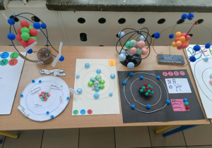 Modele budowy atomów pierwiastków chemicznych wykonane przez uczniów klas siódmych.