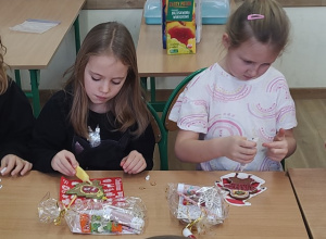 Dwie uczennice ozdabiają pierniki.