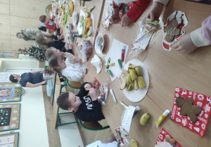 Uczniowie klasy 1b podczas wspólnego poczęstunku.