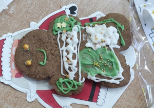 Piernik w kształcie ludzika ozdobiony przez ucznia.