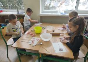 Uczniowie klasy 1b w czasie wspólnej pracy w grupie