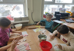 Uczniowie klasy 1b w czasie wspólnej pracy w grupie