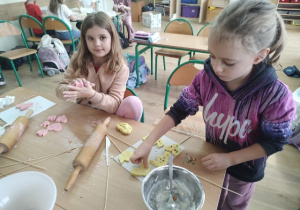 Dwie uczennice lepią kolorowe serca.