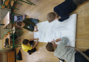 Uczniowie ozdabiają sylwetkę dobrego kolegi.