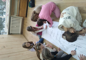 Uczennice ozdabiają sylwetkę dobrej koleżanki.