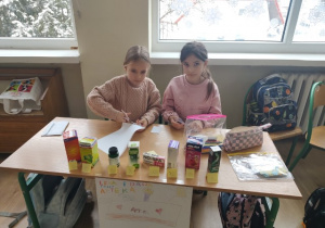 Uczennice klasy 1b szykują wystawę apteki.