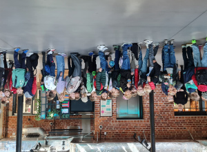 Dzieci stoją w holu teatru i czekają w kolejce do szatni.