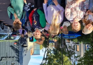 Dzieci stoją przed budynkiem teatru.