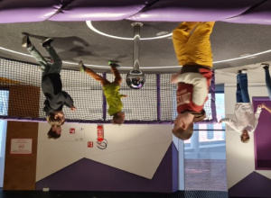 Dzieci biegają w ogromnym kołowrotku.