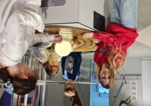 Dzieci stoją przy modelu układu słonecznego.