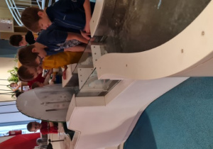 Chłopcy eksperymentują z wodą.