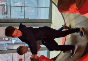 Dzieci biegają w ogromnym kołowrotku.