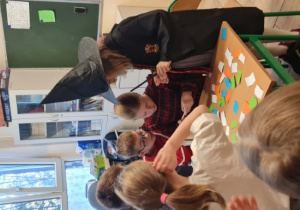 Chłopcy prezentują swoje wróżby.