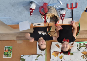 Dzieci odczytują wróżbę.