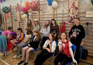 Uczennice klasy 6 zaplatają warkoczyki młodszym dzieciom.