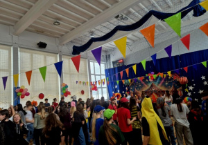 Dzieci tańczące w rytm muzyki podczas balu.