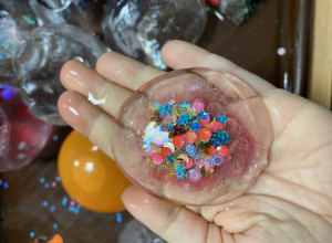 Zamrożona woda z brokatem.