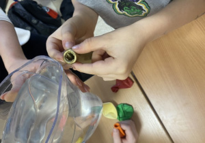 Napełnianie balonu wodą.