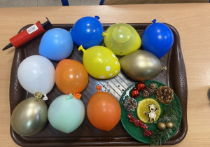 Gotowe balony wypełnione wodą i brokatem – dzieci zaniosą je na dwór gdzie jest temperatura poniżej zera