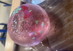 Zamrożona woda w formie kuli.