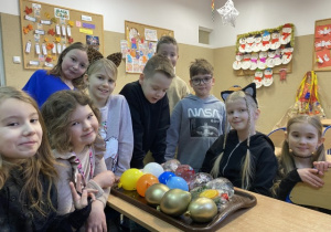 Uczniowie pozują z zamrożonymi kulami wodnymi.