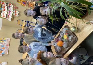 Uczniowie klasy 2c oglądający zamrożoną wodę w formie kul